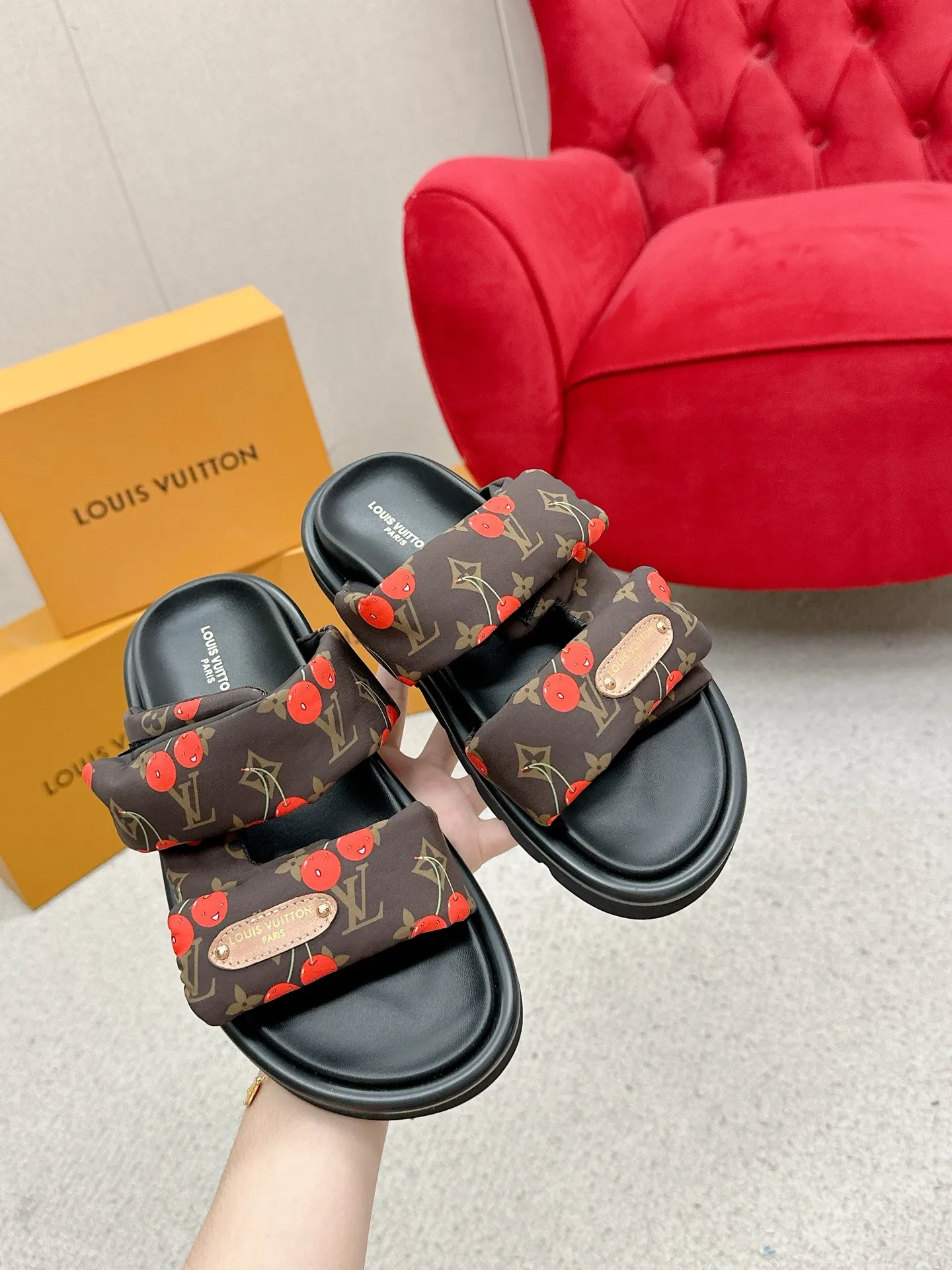 P340 yuan LV Louis Vuitton Full of high-end feel! A popular model among bloggers at home and abroad, it’s retro and fashionable, and looks stunning on your feet! Mainly recommended model on the official website★ ━━━━━ ЅᏇєєt ━━━━━ ▪️Upper: original calfskin ➕5D printing process ▪️Inner: imported mixed sheepskin ▪️Outsole: original molded foam outsole ▪️Size: Female 35-40 Men's 39-44 (women's 41 men's 45)